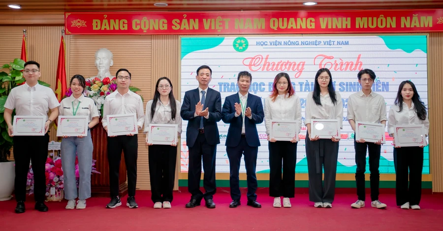 Nhiều sinh viên của Học viện Nông nghiệp Việt Nam được nhận học bổng khuyến khích học tập.