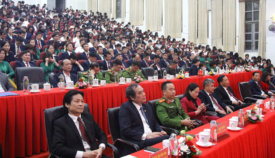 Các đại biểu và đông đảo sinh viên tham dự khai giảng. Các đại biểu và đông đảo sinh viên tham dự khai giảng.