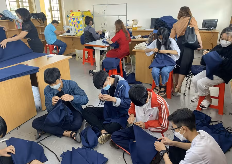 Giáo viên và học sinh trường THCS và THPT Liên Việt thiết kế, may balo tặng các bạn vùng khó khăn.