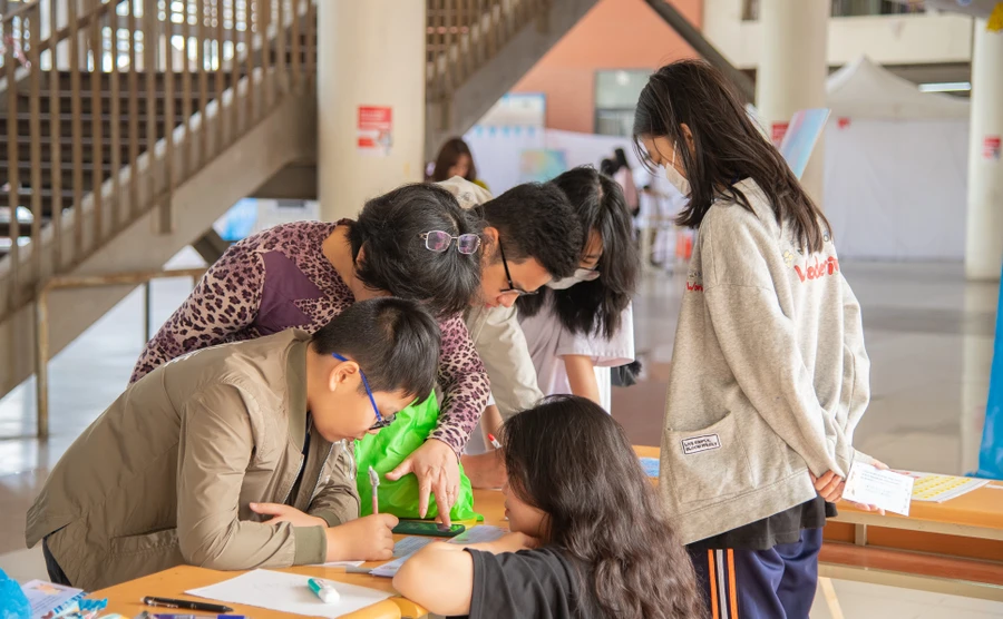 Ngày hội khám phá thế giới khoa học muôn màu muôn vẻ.