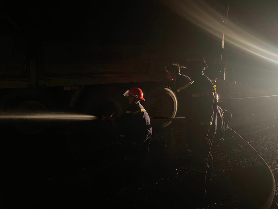 Lực lượng chức năng hỗ trợ dập tắt đám cháy. Lực lượng chức năng hỗ trợ dập tắt đám cháy.