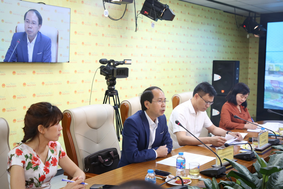 PGS.TS Nguyễn Văn Tùng trao đổi tại tọa đàm. PGS.TS Nguyễn Văn Tùng trao đổi tại tọa đàm.