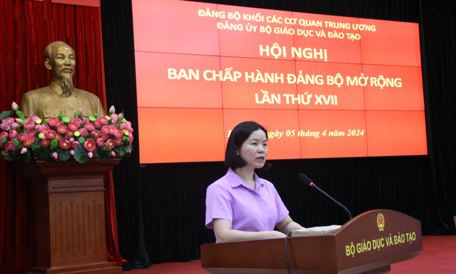 Bà Vũ Thị Hạnh - Phó Bí thư Thường trực Đảng ủy Bộ GD&ĐT báo cáo tại Hội nghị. Bà Vũ Thị Hạnh - Phó Bí thư Thường trực Đảng ủy Bộ GD&ĐT báo cáo tại Hội nghị.