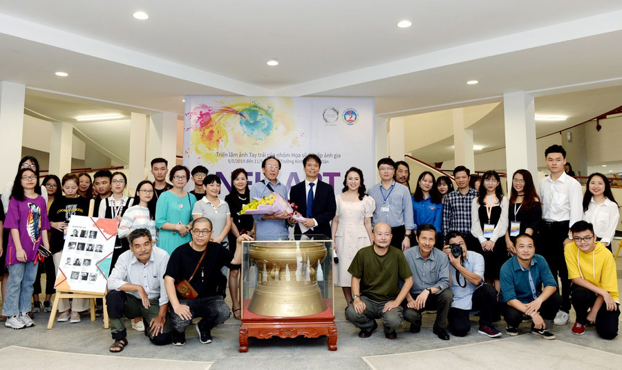 Các tác giả chụp hình lưu niệm cùng lãnh đạo, cán bộ Trường ĐH Kinh tế Quốc dân