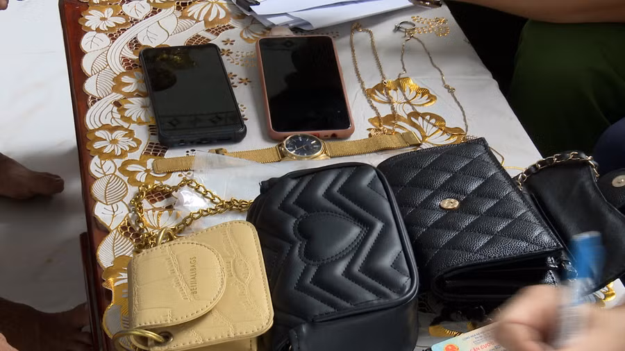 Tang vật của các nạn nhân được cơ quan chức năng thu giữ.