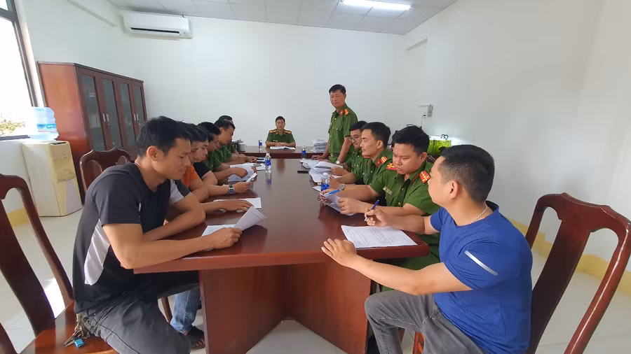 Lực lượng Công an huyện Cư Kuin quyết tâm truy bắt Thiện về quy án. (Ảnh: C.A)