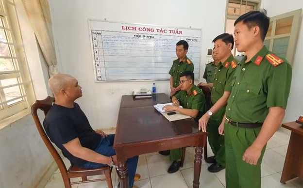 Ngay sau khi truy bắt thành công, các điều tra viên đấu tranh, lấy lời khai của Thiện. (Ảnh: C.A)