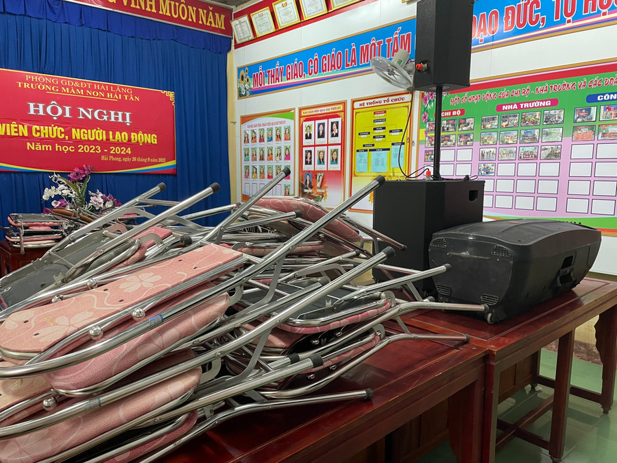 Giáo viên trường mầm non Hải Tân kê cao bàn ghế đề phòng bị ngập. Giáo viên trường mầm non Hải Tân kê cao bàn ghế đề phòng bị ngập.