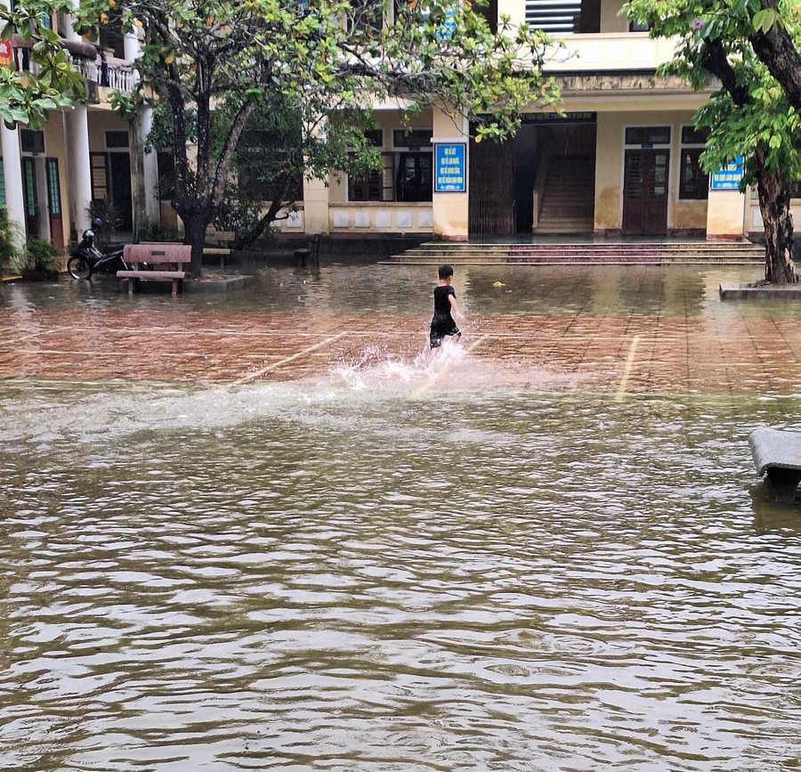 Nước ngập sân trường ở Trường TH&THCS Hải Tân. Nước ngập sân trường ở Trường TH&THCS Hải Tân.