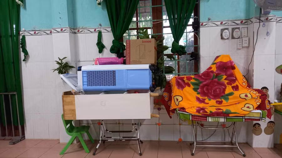 Trường mầm non Thiện Thành kê bàn ghế, dụng cụ dạy học.