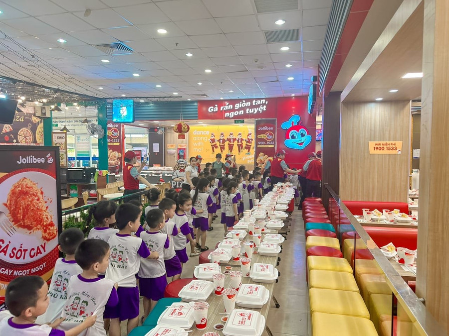 Học sinh xếp hàng trong siêu thị. Học sinh xếp hàng trong siêu thị.