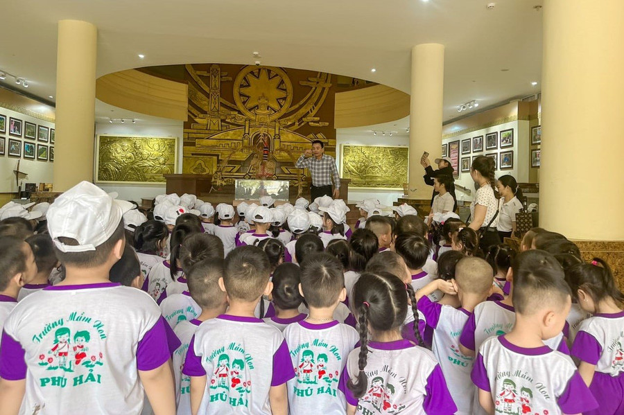 Trẻ được nghe thuyết minh viên giới thiệu về các hiện vật trong Bảo tàng. Trẻ được nghe thuyết minh viên giới thiệu về các hiện vật trong Bảo tàng.