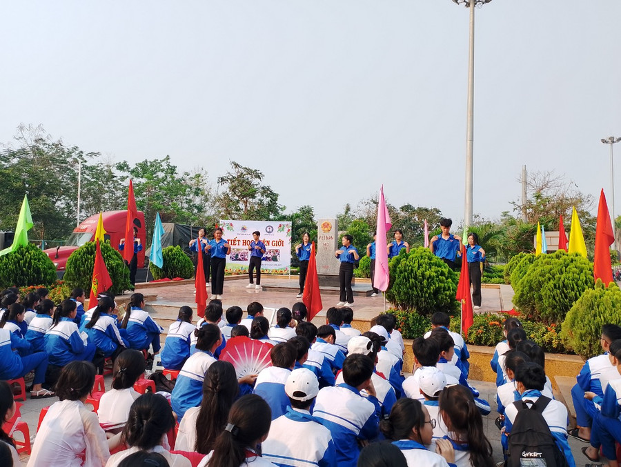 Tiết học nhằm hun đúc tình yêu biên giới đối với học sinh.