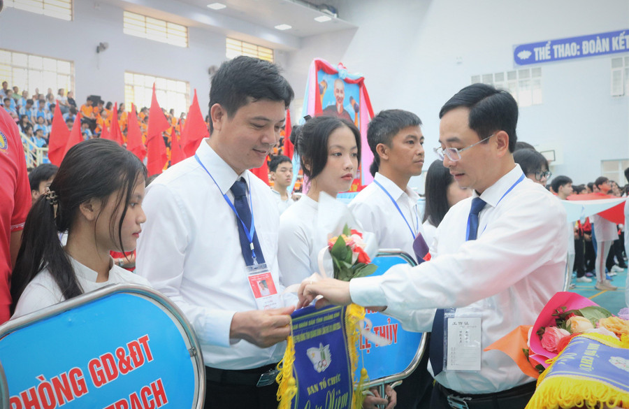 Ông Đặng Ngọc Tuấn, Giám đốc Sở GD&ĐT Quảng Bình trao hoa và cờ lưu niệm cho các đoàn. Ông Đặng Ngọc Tuấn, Giám đốc Sở GD&ĐT Quảng Bình trao hoa và cờ lưu niệm cho các đoàn.