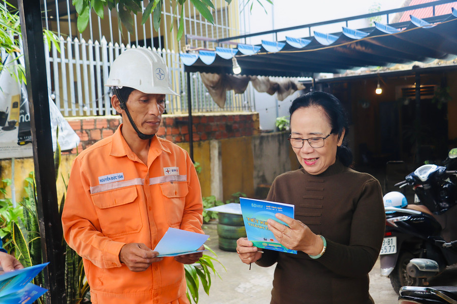 Đẩy mạnh công tác tuyên truyền tiết kiệm điện đến khách hàng.