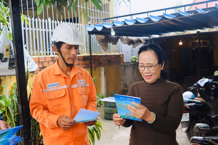 Đẩy mạnh công tác tuyên truyền tiết kiệm điện đến khách hàng.