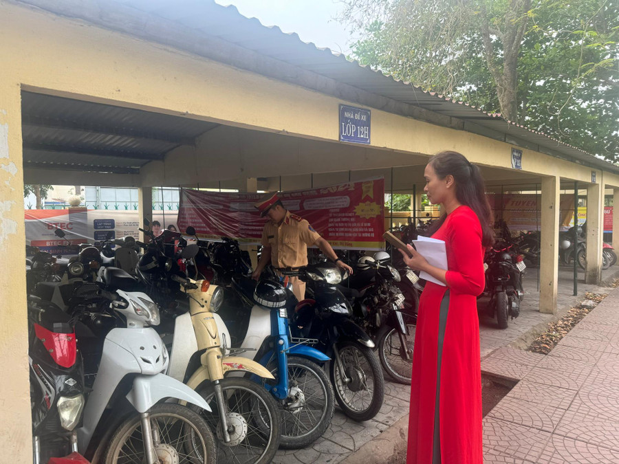 Kiểm tra tại bãi trông giữ xe của nhà trường. Kiểm tra tại bãi trông giữ xe của nhà trường.