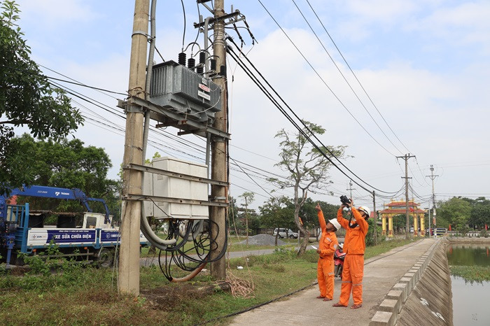 Điện lực Quảng Ninh tăng cường công tác kiểm tra các TBA mang tải cao bằng camera nhiệt.