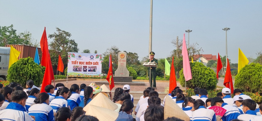 Cán bộ biên phòng giới thiệu về đường biên cột mốc và các kiến thức liên quan.