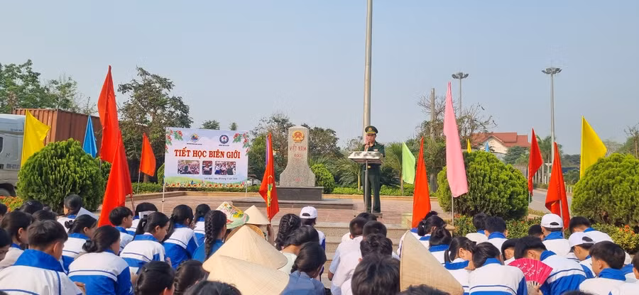 Cán bộ biên phòng giới thiệu về đường biên cột mốc và các kiến thức liên quan.