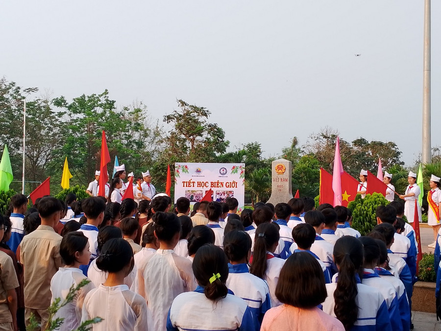 Tiết học biên giới là trải nghiệm đặc biệt đối với học sinh. Ảnh: Văn Sáu