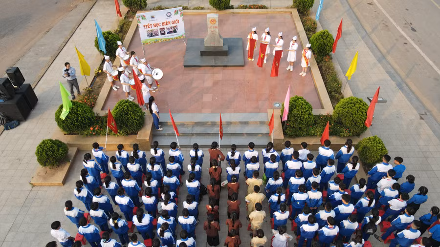 Học sinh Trường THCS Lao Bảo tham gia tiết học biên giới.