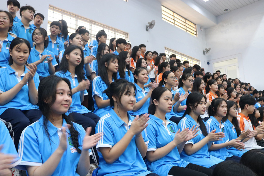 Đông đảo học sinh trên địa bàn tham gia buổi lễ. Đông đảo học sinh trên địa bàn tham gia buổi lễ.