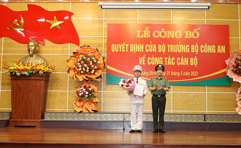 Thiếu tướng Lê Văn Tuyến - Thứ trưởng Bộ Công an trao quyết định điều động, bổ nhiệm cho Đại tá Nguyễn Hữu Hợp.