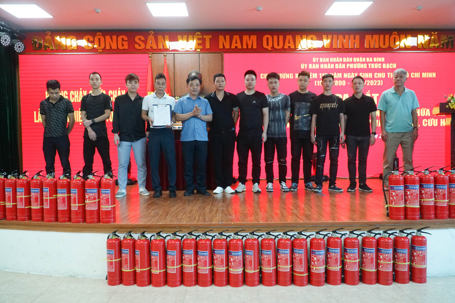 Công an quận Ba Đình phối hợp với phường Trúc Bạch ra mắt mô hình Tổ liên gia PCCC. Công an quận Ba Đình phối hợp với phường Trúc Bạch ra mắt mô hình Tổ liên gia PCCC.