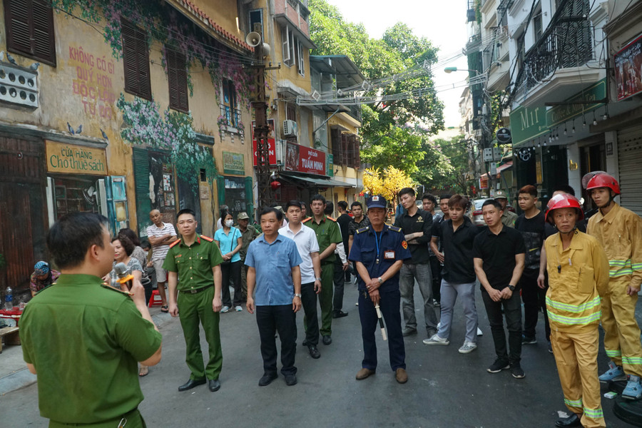 Ngay sau lễ ra mắt, phường Trúc Bạch đã tổ chức diễn tập các phương án PCCC&CNCH tại khu phố ẩm thực Đảo Ngọc Ngũ Xã. Ngay sau lễ ra mắt, phường Trúc Bạch đã tổ chức diễn tập các phương án PCCC&CNCH tại khu phố ẩm thực Đảo Ngọc Ngũ Xã.
