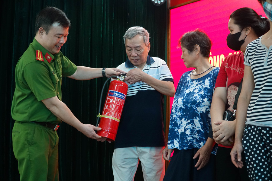 Trung Tá Nguyễn Hùng An, Đội phó Đội PCCC&CNCH Công an quận Ba Đình tặng bình chữa cháy cho các thành viên của Tổ liên gia PCCC. Trung Tá Nguyễn Hùng An, Đội phó Đội PCCC&CNCH Công an quận Ba Đình tặng bình chữa cháy cho các thành viên của Tổ liên gia PCCC.