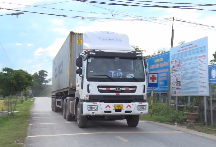 Xe tải nặng lưu thông qua tỉnh lộ 578B, đoạn qua trung tâm xã Triệu Thuận, huyện Triệu Phong.