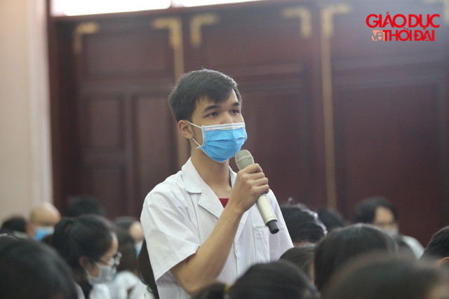 Trước một số câu hỏi của sinh viên, hiện nay nhiều người truyền tai nhau phương pháp đốt bồ kết ở nhà, bôi dầu tràm vào khẩu trang, ngâm muối vào khẩu trang có diệt virus corona, GS Thành khẳng định, đến nay chưa có bất kỳ nghiên cứu và kết luận chính thức nào về việc phòng chống virus corona theo các phương pháp này.