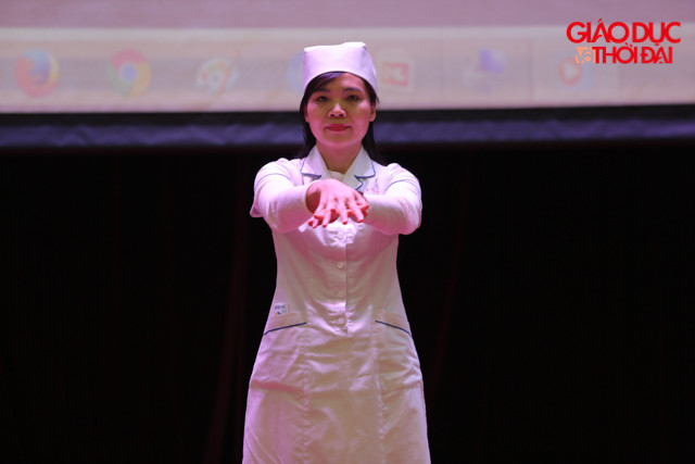 Cũng trong hội thảo, các bác sĩ, điều dưỡng của Bệnh viện E đã tiến hành hướng dẫn cho các sinh viên, giảng viên của Khoa Y dược các bước rửa tay sạch bằng nước sát khuẩn và các đeo khẩu trang đúng cách.