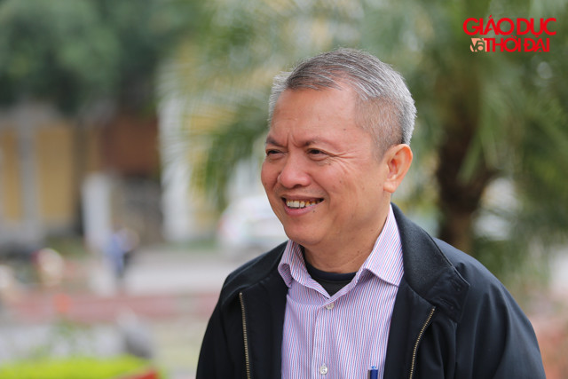 Nhiều băn khoăn về việc, làm sao phân biệt cúm thông thường và người mắc virus corona để không xảy ra tình trạng kỳ thị với người có triệu ho, hắt hơi, sổ mũi, GS Thành khuyến cáo, nếu người dân có biểu hiện cúm mà đến từ vùng dịch, đi qua Trung Quốc, sân bay cần phải lưu ý sàng lọc cách ly. Đối tượng thứ hai là nhóm y, bác sĩ làm việc trong môi trường bệnh viện. “Cúm thông thường sẽ có triệu chứng nhẹ. Nếu có diễn biến nhanh như sốt, khó thở, rối loạn khác thì cần phải lưu ý”, GS Thành nói.