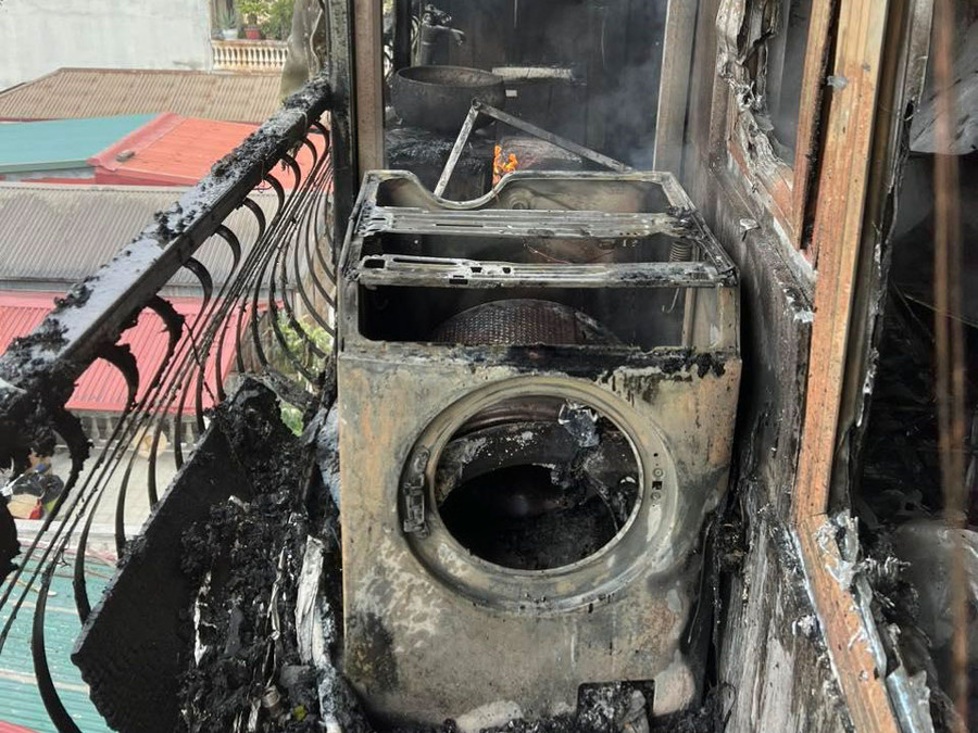 Đám cháy được khống chế kịp thời, không xảy ra cháy lan sang nhà liền kề cũng như các tầng dưới của căn nhà. Đám cháy được khống chế kịp thời, không xảy ra cháy lan sang nhà liền kề cũng như các tầng dưới của căn nhà.