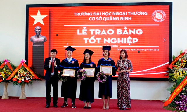 Lãnh đạo nhà trường trao bằng khen cho các sinh viên xuất sắc Lãnh đạo nhà trường trao bằng khen cho các sinh viên xuất sắc