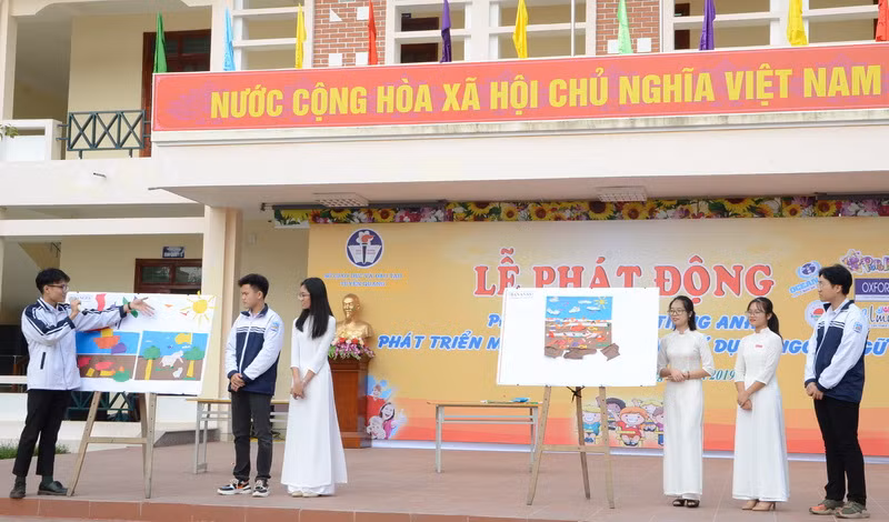 Học sinh thể hiện khả năng thuyết trình bằng tiếng Anh trên sân khấu.
