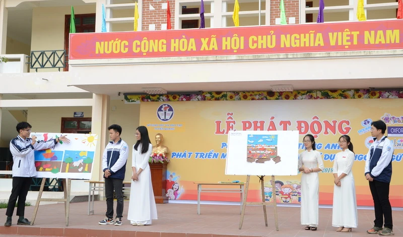 Học sinh thể hiện khả năng thuyết trình bằng tiếng Anh trên sân khấu.