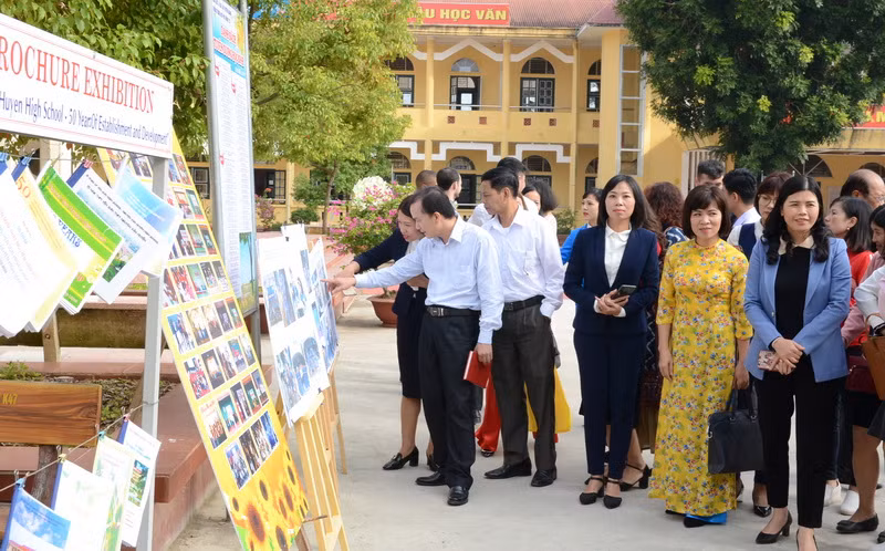 Các đại biểu tham quan các mô hình xây dựng và phát triển môi trường học tiếng Anh của một số trường THPT