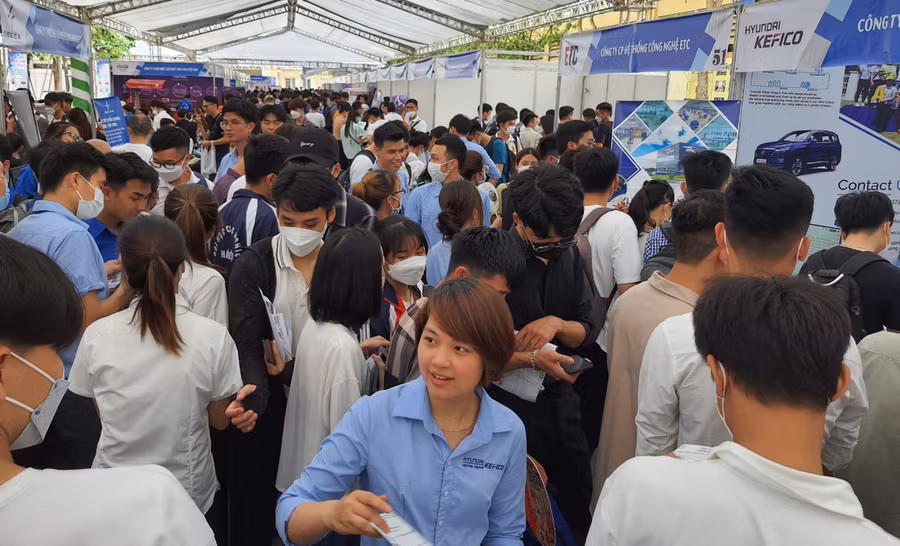 Hàng nghìn sinh viên đội nắng đến Ngày hội việc làm