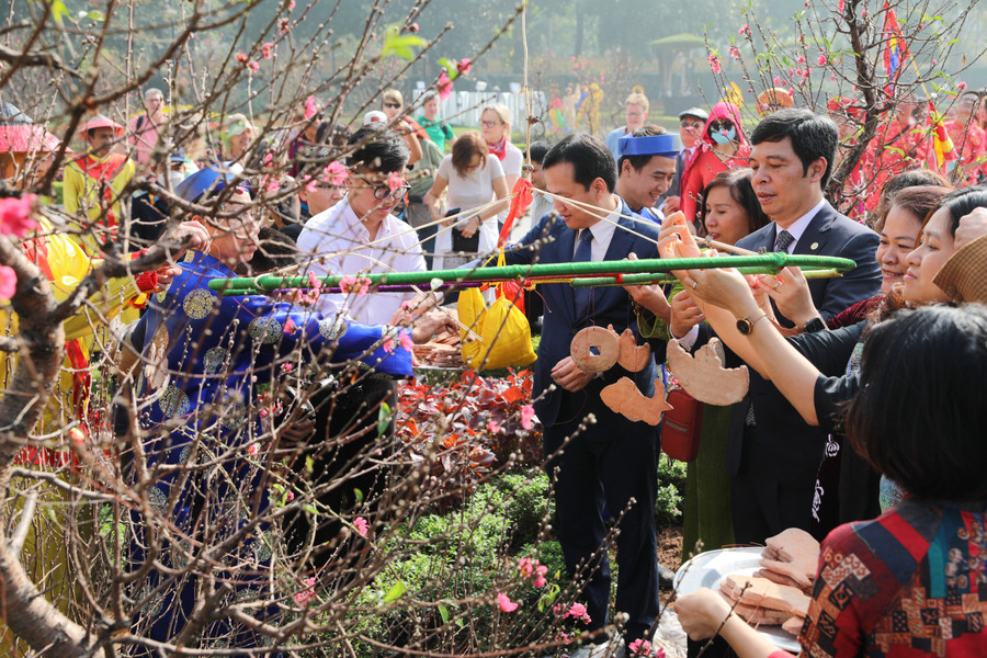 Theo quan niệm dân gian, cây nêu được dựng để đánh dấu thời khắc chuyển giao giữa năm cũ và năm mới, đồng thời còn mang ý nghĩa cầu mong quốc thái dân an, mùa màng tốt tươi.