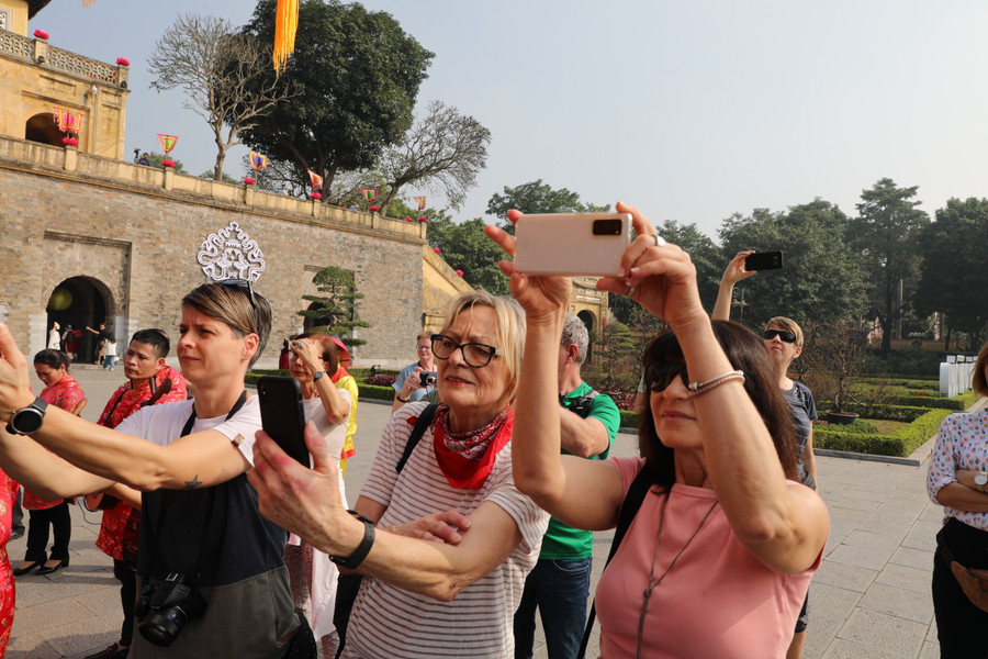 Du khách quốc tế cùng trải nghiệm nghi lễ dựng cây nêu ngày Tết.