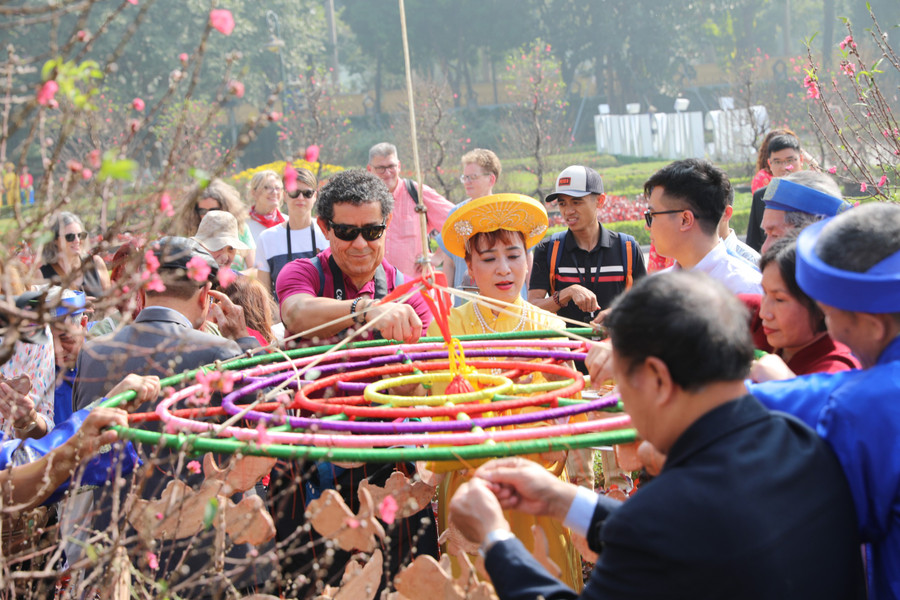 Theo quan niệm dân gian, cây nêu được dựng để đánh dấu thời khắc chuyển giao giữa năm cũ và năm mới, đồng thời còn mang ý nghĩa cầu mong quốc thái dân an, mùa màng tốt tươi.