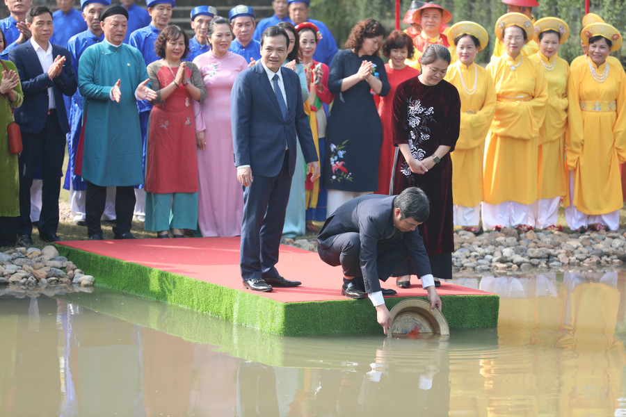 Những con cá chép đỏ được đựng trong chậu bằng đồng thau, sau khi làm lễ cúng, được thả tại sông cổ trong khu di tích khảo cổ 18 Hoàng Diệu để phóng sinh.