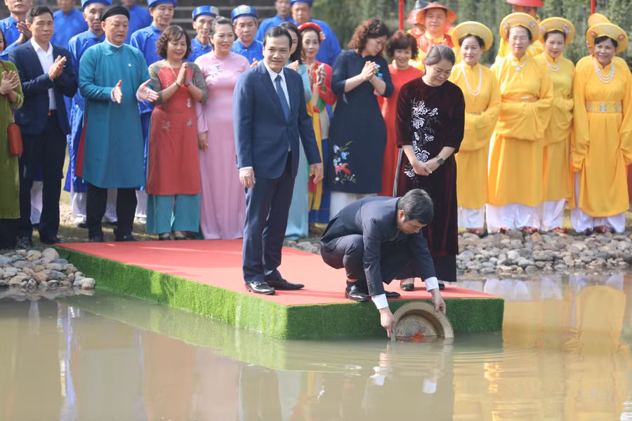 Những con cá chép đỏ được đựng trong chậu bằng đồng thau, sau khi làm lễ cúng, được thả tại sông cổ trong khu di tích khảo cổ 18 Hoàng Diệu để phóng sinh.