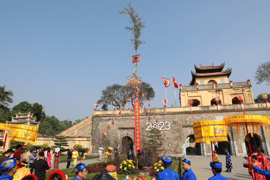 Du khách quốc tế cùng trải nghiệm nghi lễ dựng cây nêu ngày Tết.