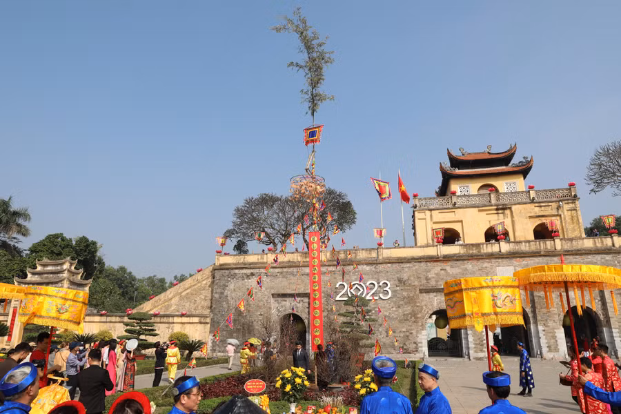 Du khách quốc tế cùng trải nghiệm nghi lễ dựng cây nêu ngày Tết.