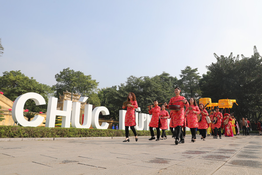 Sau khi tiễn ông Công, ông Táo về trời, đoàn rước di chuyển đến khu vực Đoan Môn để dựng cây nêu ngày Tết.