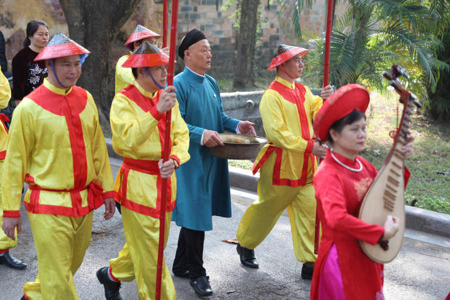 Nghi thức thả cá chép trong lễ ông Công, ông Táo được chuẩn bị kỹ lưỡng, đoàn rước ăn mặc chỉnh tề trong trang phục truyền thống áo the, khăn xếp.